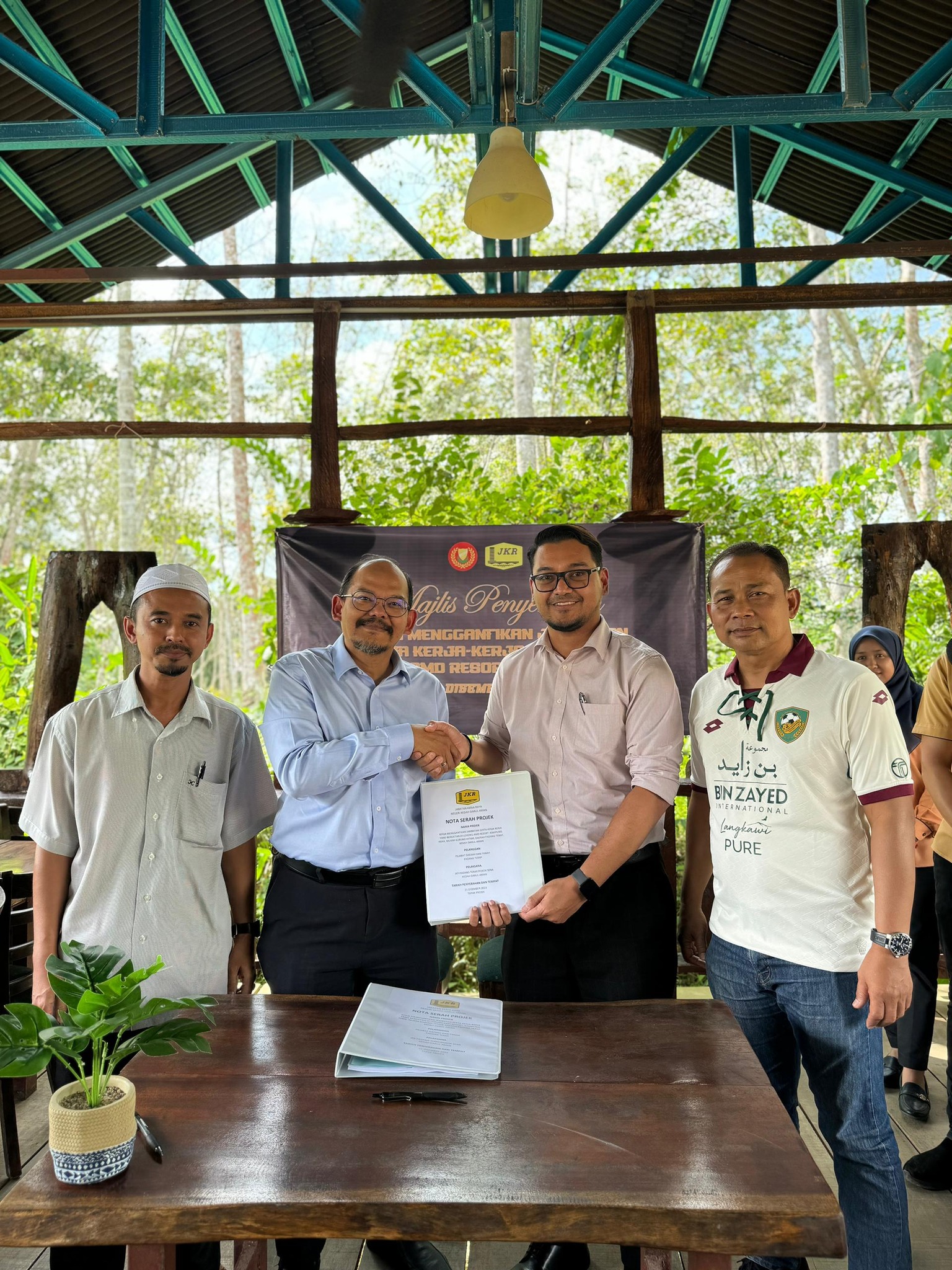 Read more about the article MAJLIS PENYERAHAN BAGI KERJA MENGGANTIKAN JAMBATAN SERTA KERJA-KERJA BERKAITAN DI LORONG AMD RESORT, KAMPUNG PERIT, KUALA NERANG, KEDAH