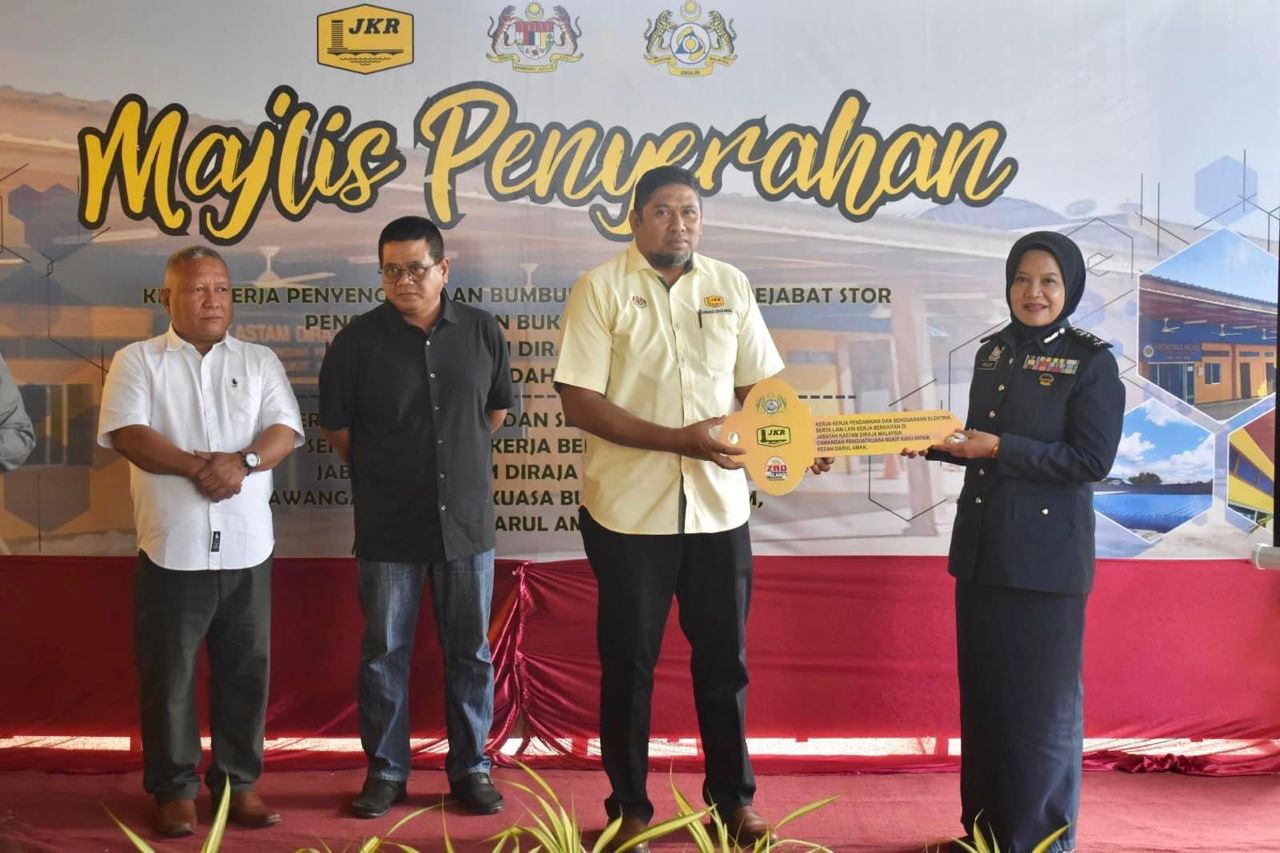 Read more about the article MAJLIS PENYERAHAN PROJEK KERJA – KERJA PENYENGGARAAN BUMBUNG BANGUNAN PEJABAT STOR PENGUATKUASAAN BUKIT KAYU HITAM, JABATAN KASTAM DIRAJA MALAYSIA, KEDAH