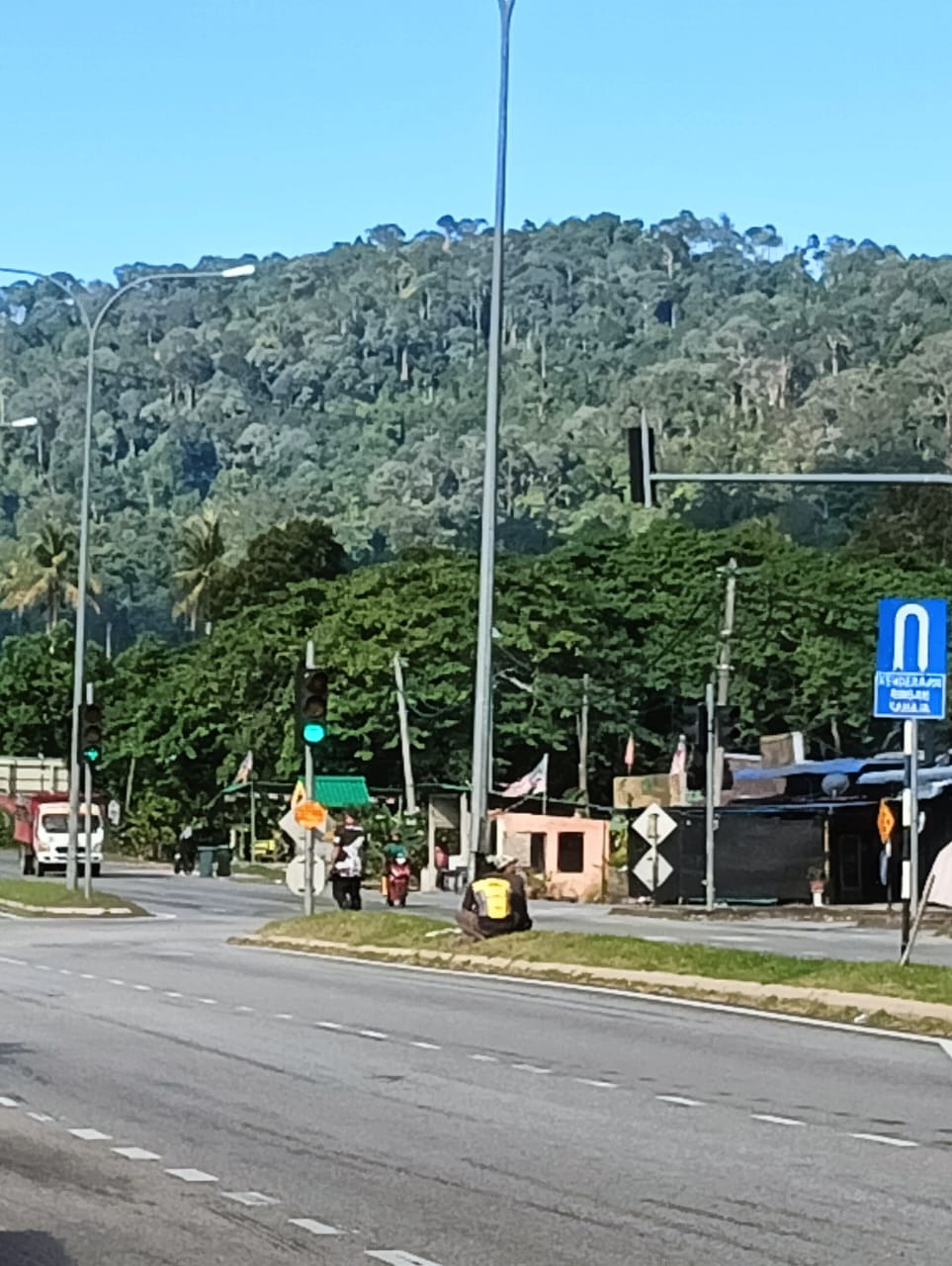 Read more about the article Kerja-kerja senggaraan lampu Jalan secara jabatan laluan FT 175 Kg Jeniang, Daerah Kuala Muda