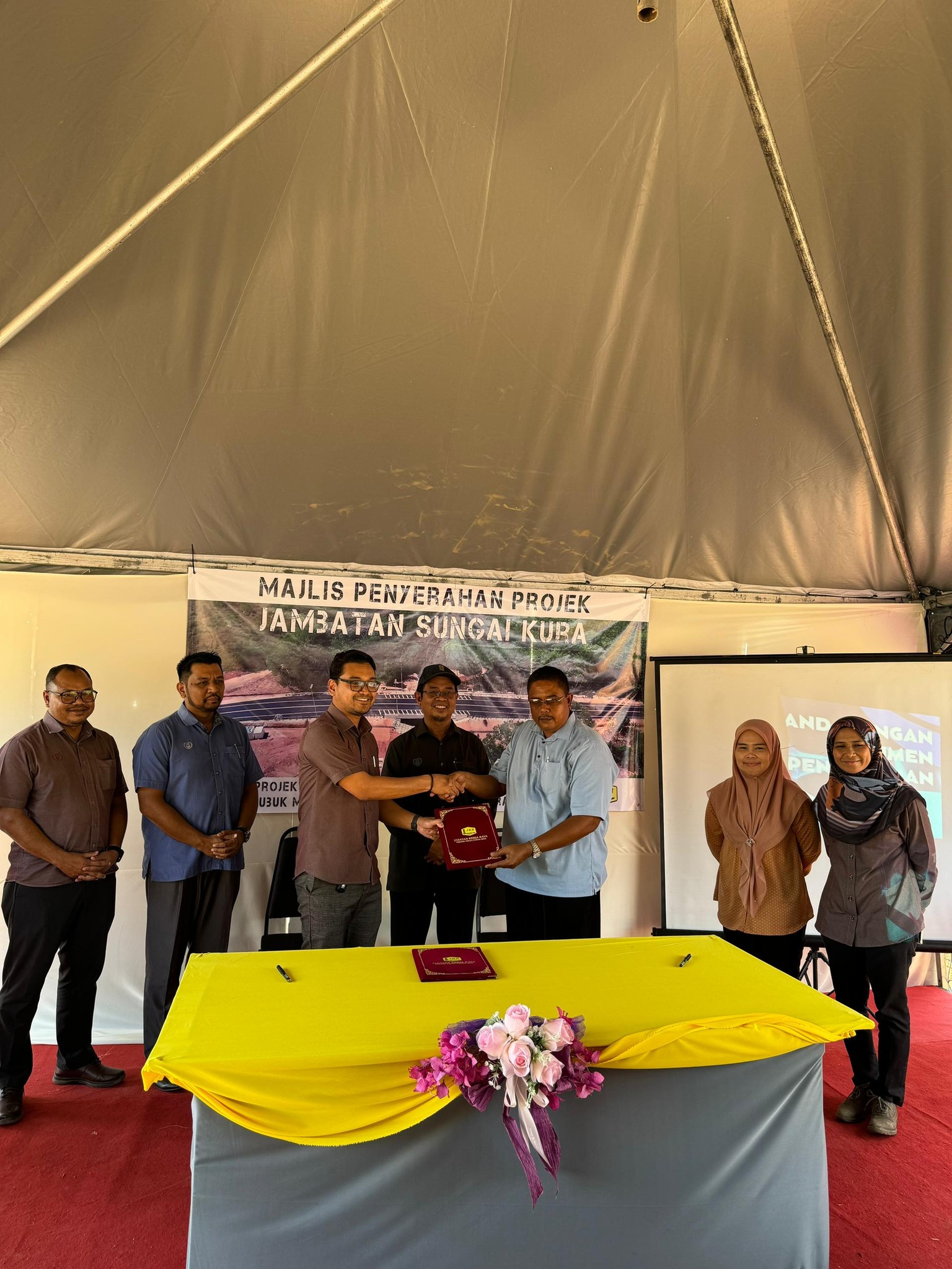 Read more about the article MAJLIS PENYERAHAN BAGI PROJEK MENGGANTIKAN JAMBATAN SUNGAI KURA