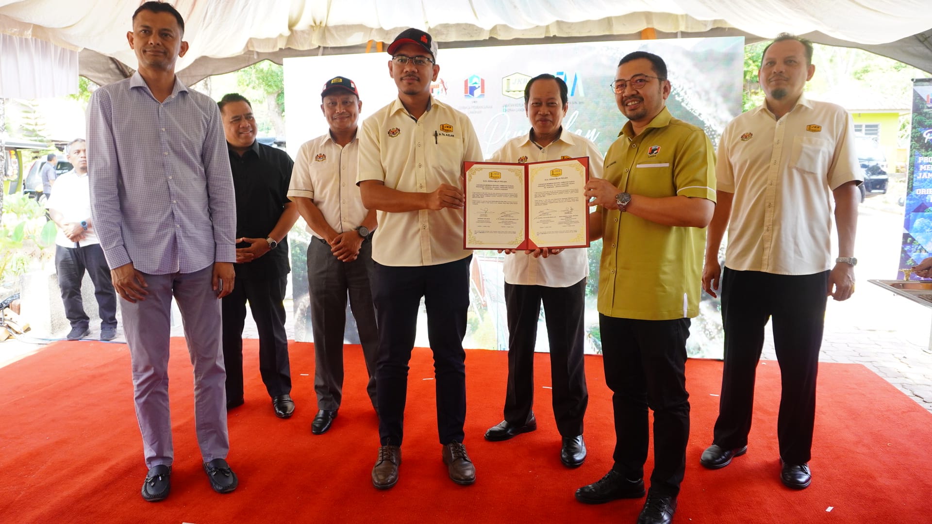 Read more about the article LAWATAN KERJA TIMBALAN MENTERI KERJA RAYA KE JKR DAERAH LANGKAWI DAN MAJLIS PENYERAHAN PROJEK CADANGAN MEMBINA BAHARU JAMBATAN SUNGAI PERANGIN