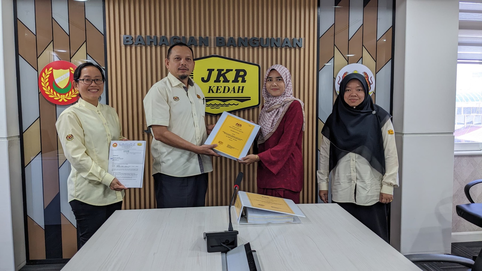 Read more about the article MAJLIS PENYERAHAN SURAT SETUJU TERIMA (SST) BAGI PROJEK PEMBINAAN DEWAN TERBUKA UNTUK PEJABAT DAERAH PERTAHANAN AWAM DI NEGERI KEDAH