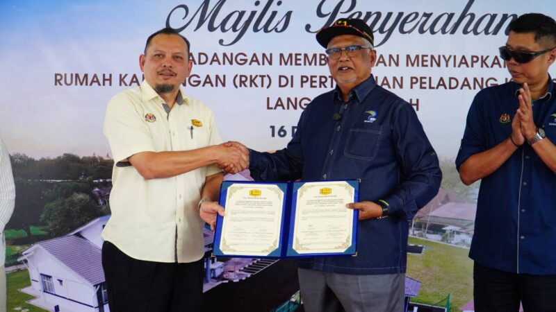 MAJLIS PENYERAHAN PROJEK SIAP CADANGAN MEMBINA DAN MENYIAPKAN RUMAH KAKITANGAN (RKT) DI PERTUBUHAN PELADANG KAWASAN (PPK) LANGKAWI, KEDAH DARUL AMAN