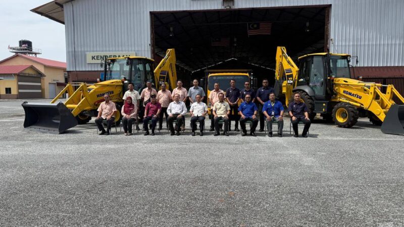 MAJLIS PENYERAHAN JENTERA BERAT (JENGKAUT) BAKAL PERKUKUH KEUPAYAAN JKR DAERAH