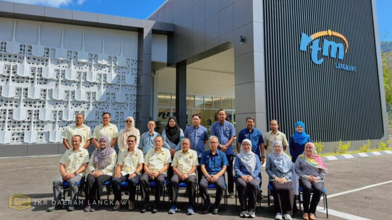 MAJLIS PENYERAHAN PROJEK MENYIAPKAN BAKI KERJA PEMBINAAN BANGUNAN PENYIARAN RTM LANGKAWI