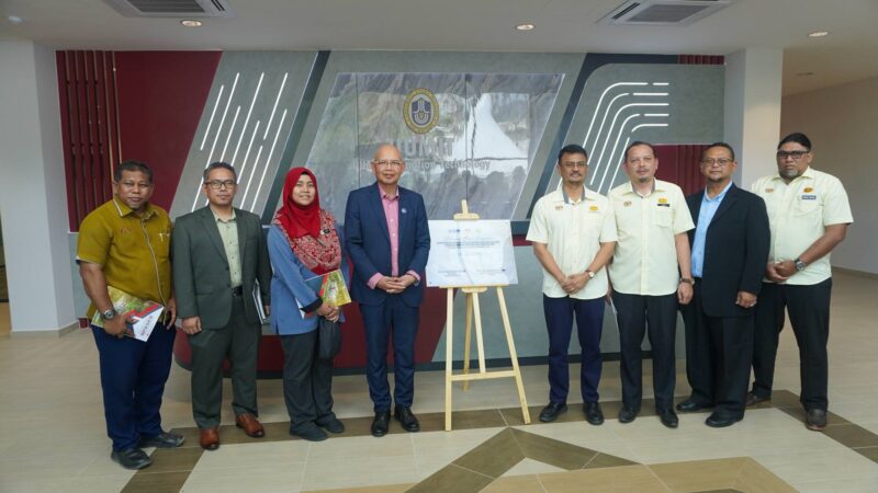 MAJLIS PENYERAHAN PROJEK MENYIAPKAN BAKI PROJEK UNIVERSITI UTARA MALAYSIA (UUM)