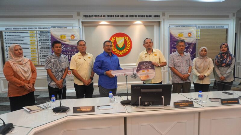 MAJLIS PENYERAHAN PROJEK MENAIKTARAF, UBAHSUAI DALAMAN DAN KERJA-KERJA BERKAITAN DI PEJABAT PENGARAH TANAH DAN GALIAN NEGERI KEDAH