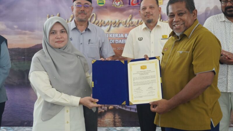 MAJLIS PENYERAHAN PROJEK MENYIAPKAN BAKI KERJA PEMBINAAN MASJID TERAPUNG DI DAERAH YAN, KEDAH